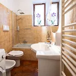 Baciati Dal Sole Romantico Vicino Alle Terme Di San Pellegrino